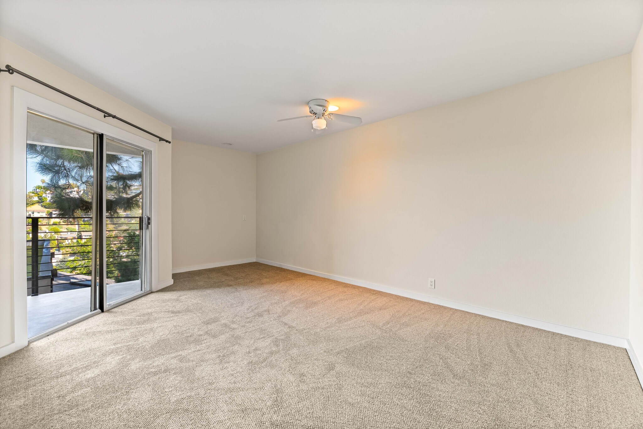 Bedroom with balcony - 1759 Silverwood Ter