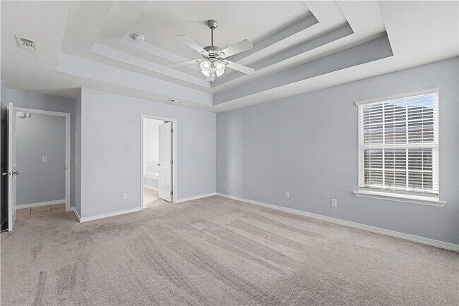 Building Photo - 585 Lynn Dr