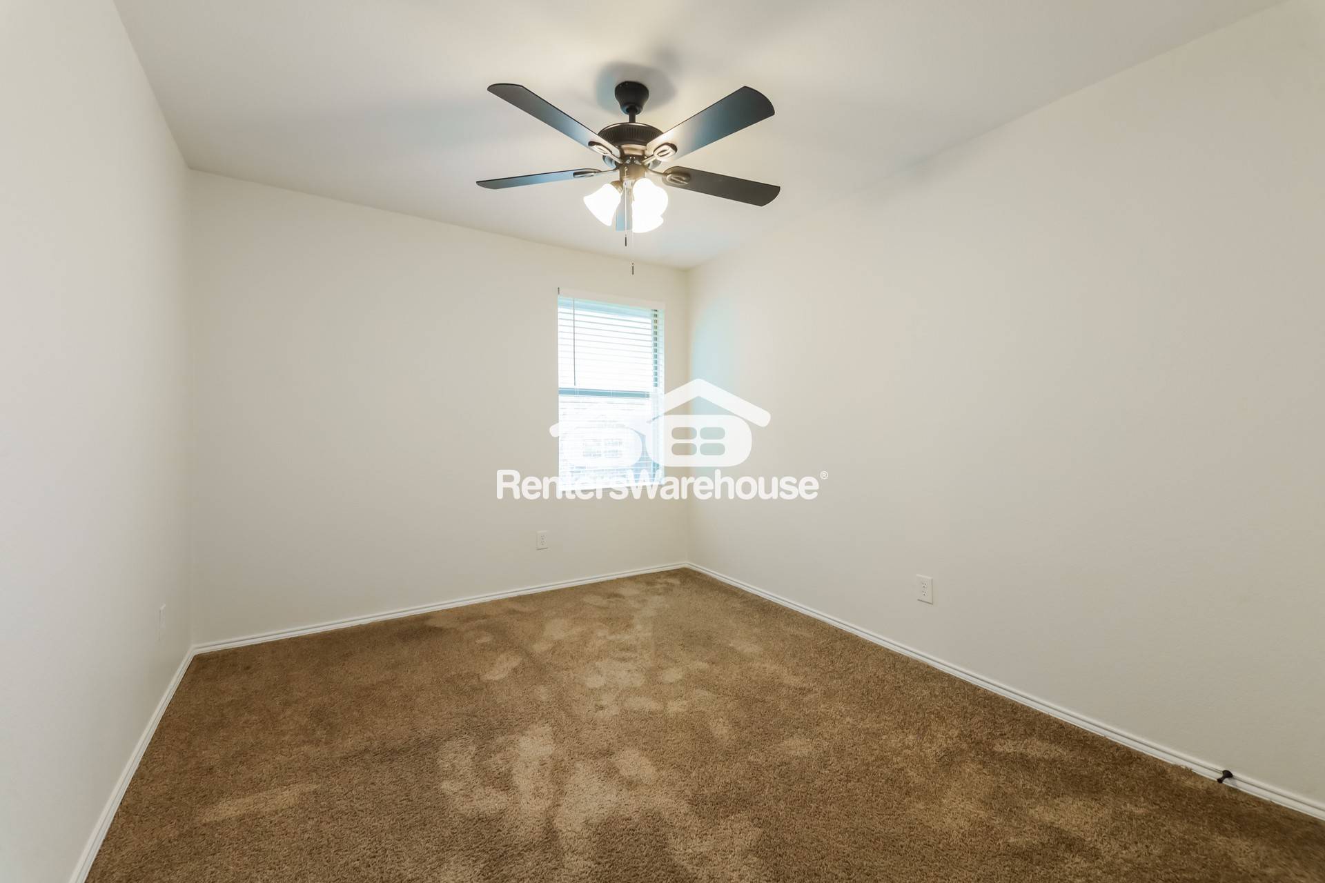Building Photo - 1096 Oakbrook St