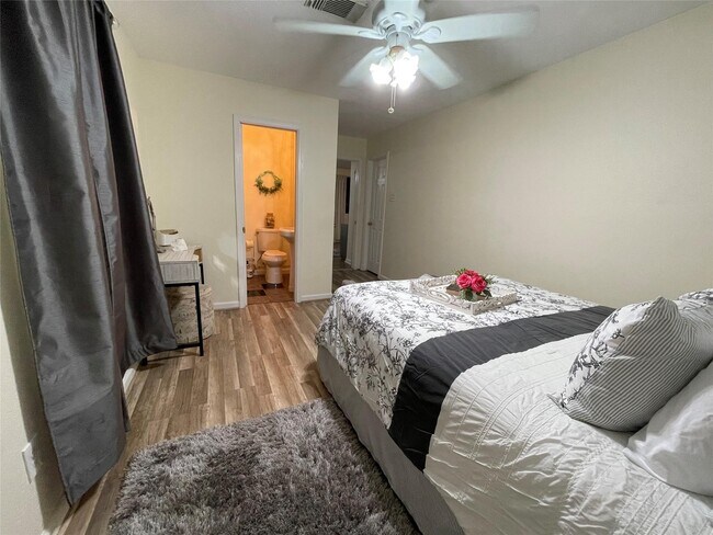 Building Photo - 1212 55th St