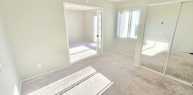 Building Photo - Charming 1-Bedroom Condo with Partial Bay Views & Summer Fireworks!