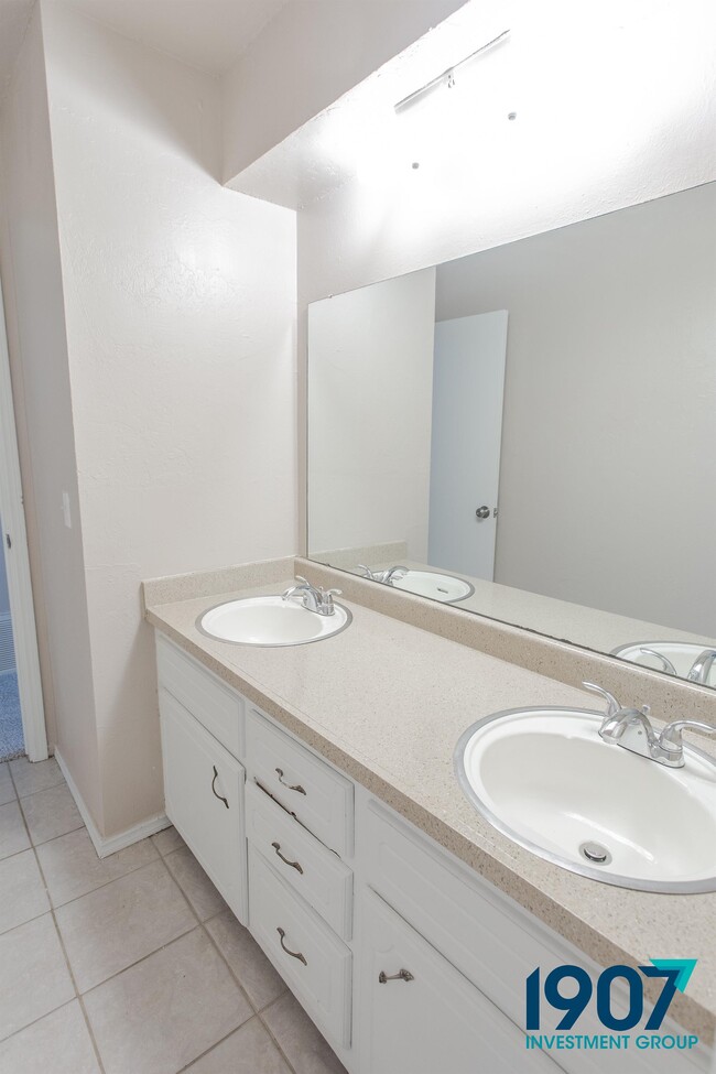 Building Photo - 1127 Berwyck Dr