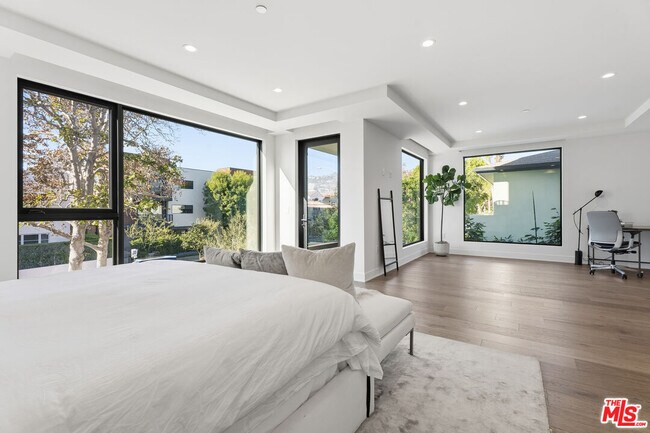 Building Photo - 725 Croft Ave