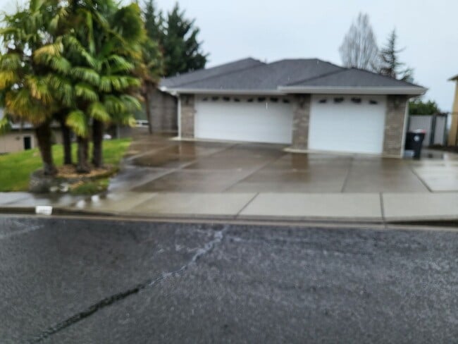 Building Photo - 5 bed 3 bath