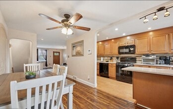 Building Photo - Charming 3-bedroom, 2-bathroom Townhome - ...