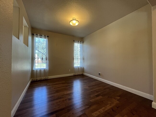 Building Photo - Beautiful 5 Bedroom Home + Office with Grand Entry, Gourmet Kitchen & Private Backyard