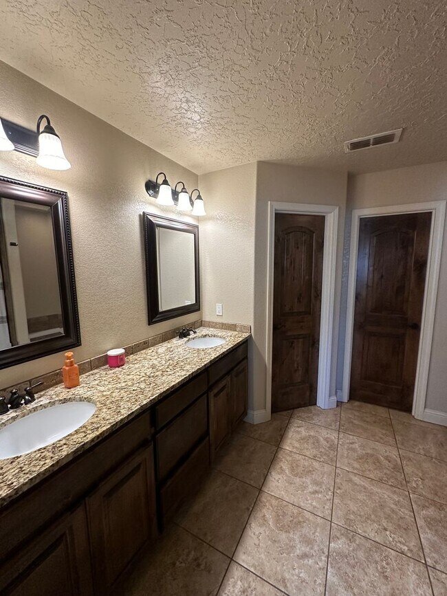 Building Photo - Stunning 4 Bed Home! 3 Car garage ! Mesa School District!