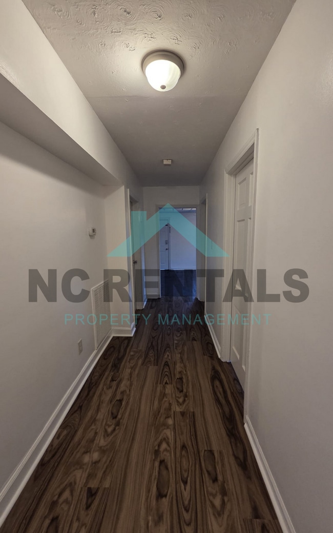 Building Photo - 721 Davis St