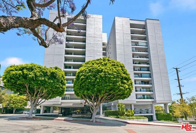 Building Photo - 1100 Alta Loma Rd