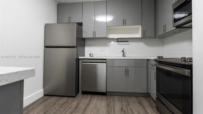 Building Photo - 4158 Inverrary Dr