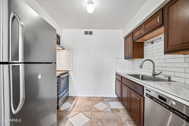 Building Photo - 35 N May St