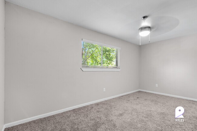 Building Photo - 5135 North Fwy