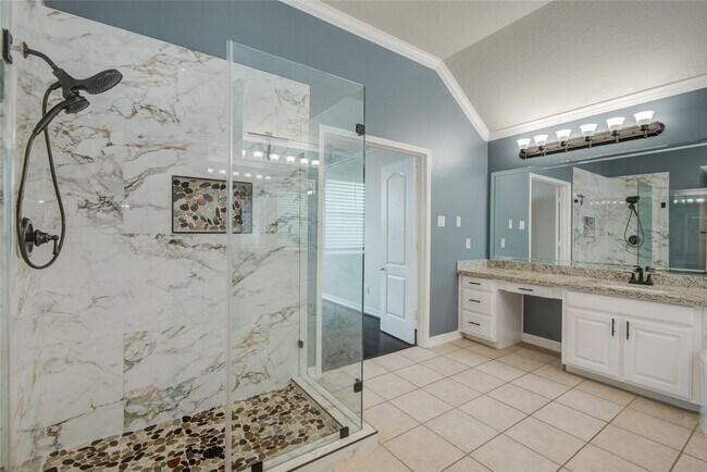 Building Photo - 5417 Lillian St