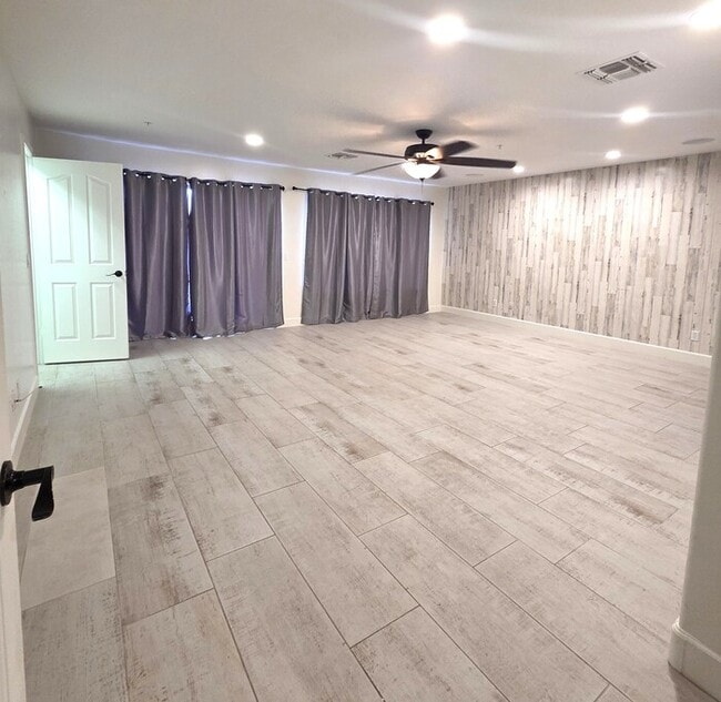 Building Photo - Stunning Resort style Home 5-bedroom Pool/Spa