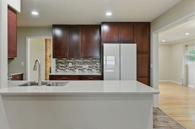Building Photo - Spacious 4-Bedroom Home for Rent in Desira...