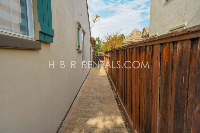Building Photo - Wicklund Village: Charming 4-Bed Single St...