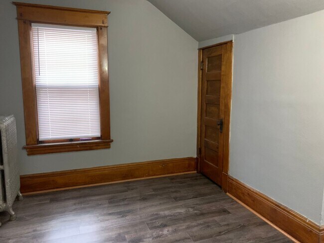Building Photo - 3 bedroom 1 bath house in St. Paul!