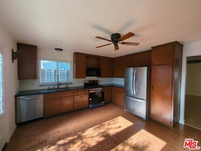 Building Photo - 6656 Swan St