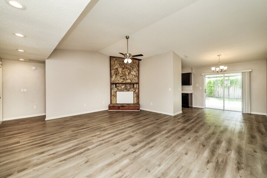 Building Photo - 1828 Craven Dr