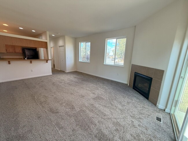 Building Photo - FANTASTIC 3 BEDROOM AND 2.5 BATHROOM TOWNHOUSE IN REDMOND!