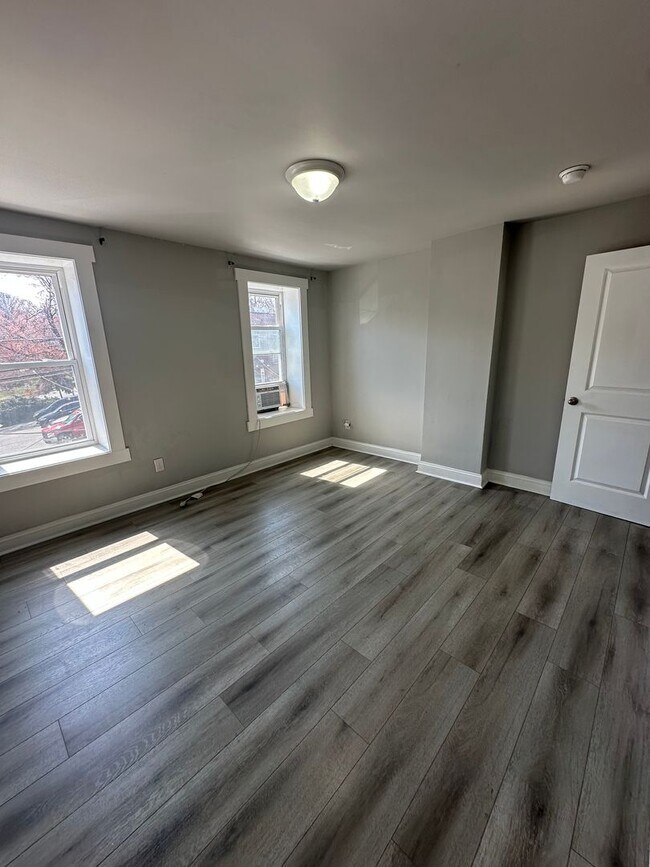 Building Photo - 2 Bed, 1 Bath Rowhome Available