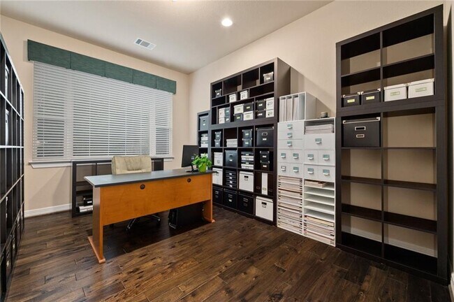 Building Photo - 205 Lake Como Dr