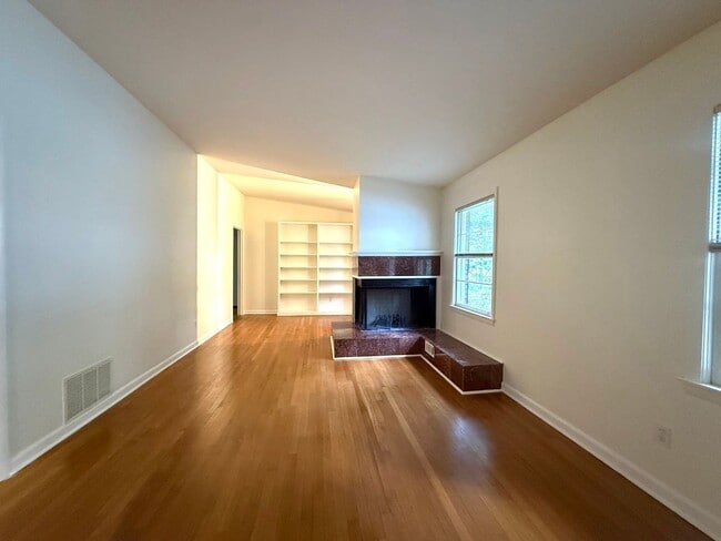 Building Photo - Vintage ranch with loads of charm!