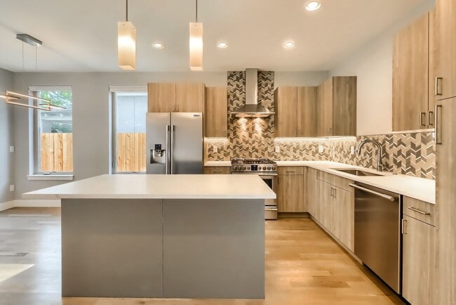 Building Photo - 3 bedroom Townhome + 2 Large Flex Spaces &...