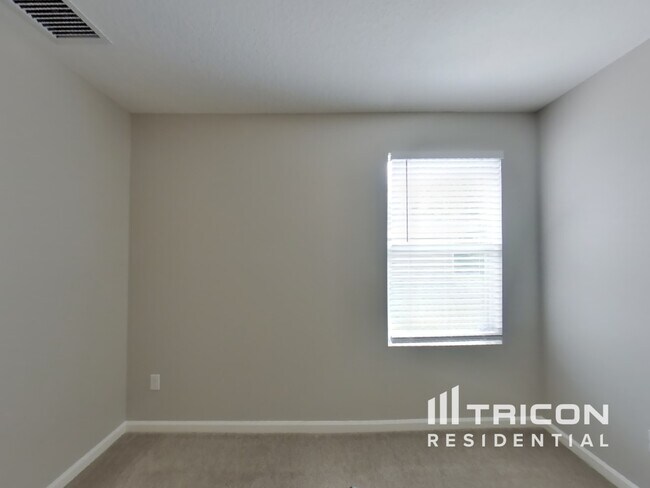 Building Photo - 5890 Round Table Rd