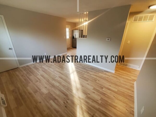 Building Photo - Completely Renovated Duplex in KCK, Beautiful Finishings-Available in MAY!!