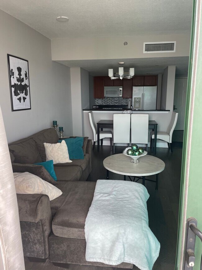 Building Photo - Furnished 1/1 in Plaza Tower@ Kleman Plaza