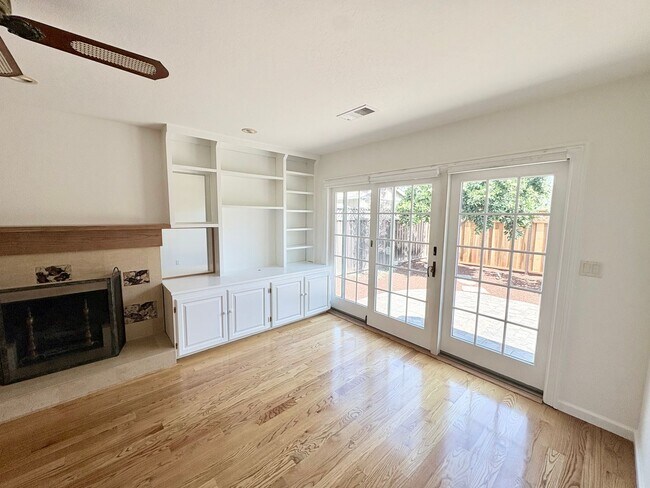 Building Photo - 3057 Carleton Pl