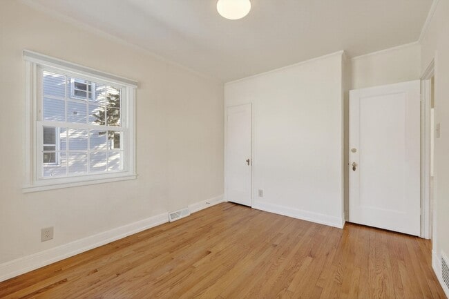 Building Photo - 514 W Lakeside St