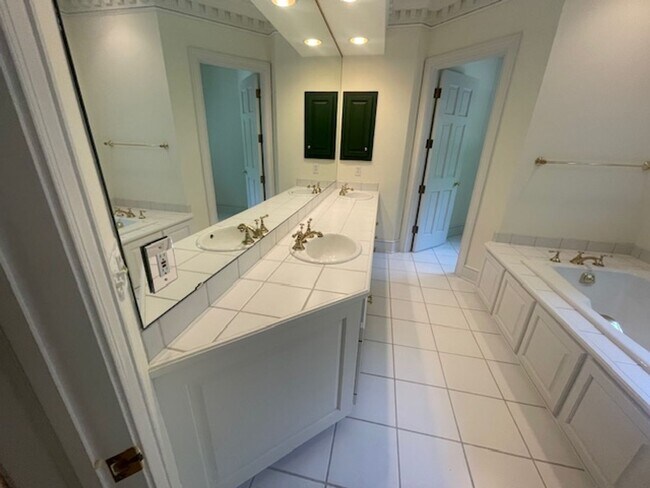 Building Photo - Private location overlooking Smiths Bay *2Bed*3bath