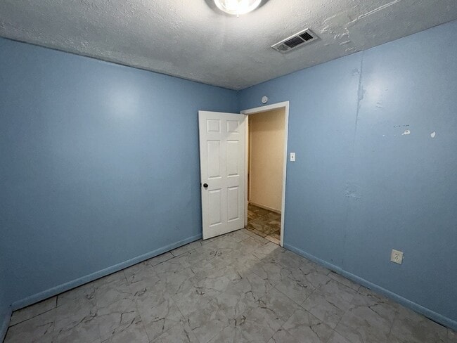 Building Photo - 5680 Queen Mary Ln