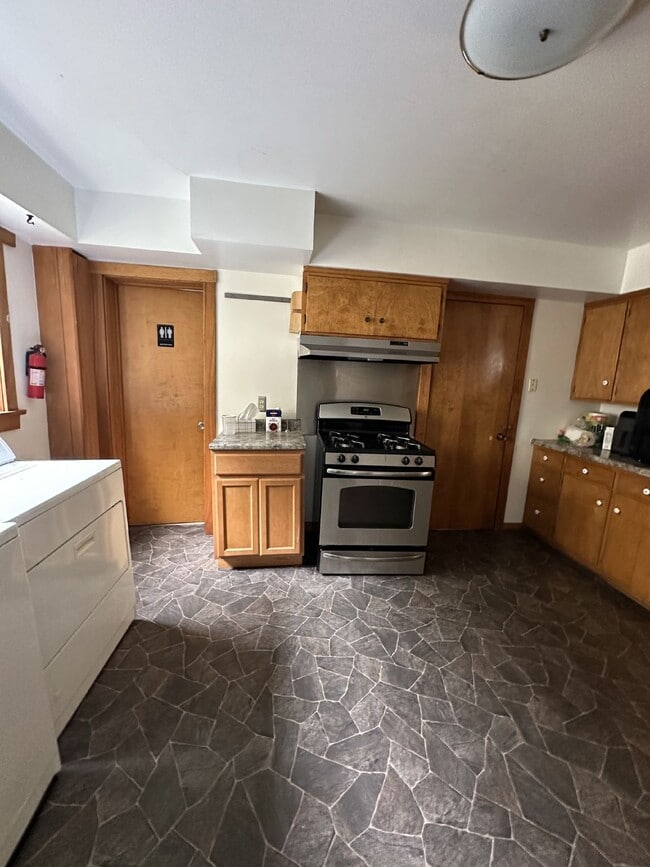 Building Photo - Exciting 4 Bed 1 Bath close to UWEC!