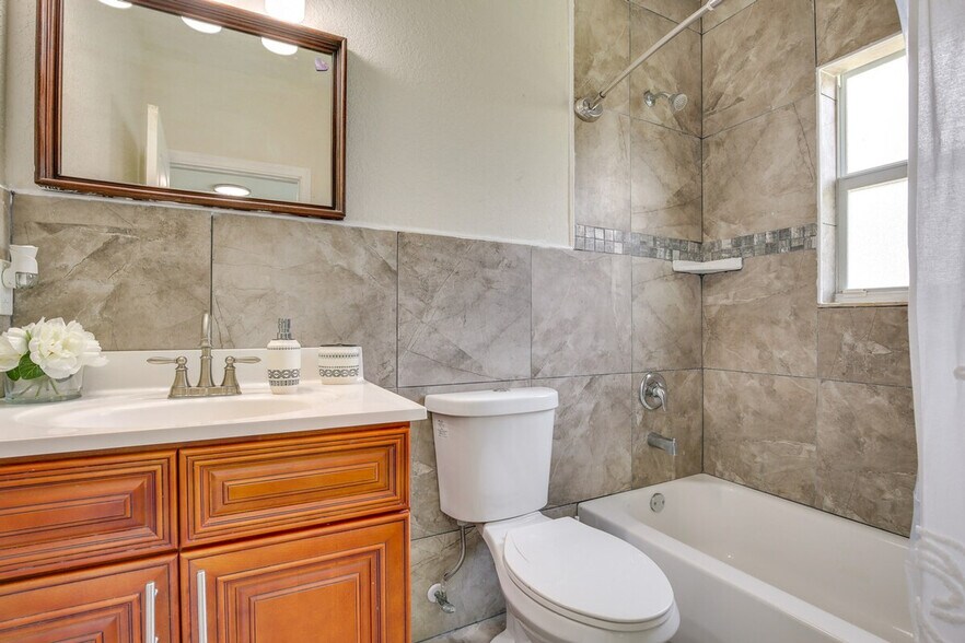 Building Photo - 2601 NW 15th Ct