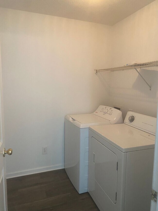 Building Photo - Walkers Woods - 3 Bed / 2 Bath Single Family Home for Rent