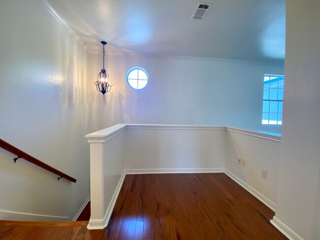 Building Photo - 3 Bedroom Townhouse Condo-North Austin!