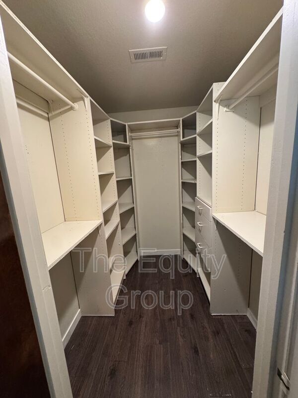 Building Photo - 1009 W Laura Ave