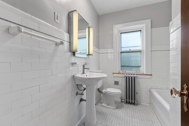 Building Photo - 816 Mulford St