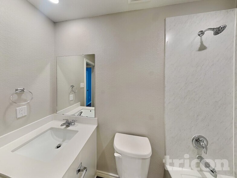 Building Photo - 636 Excelsior Dr