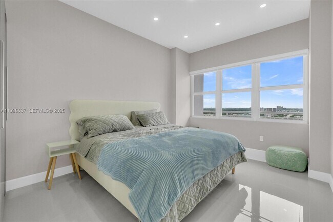 Building Photo - 18011 Biscayne Blvd