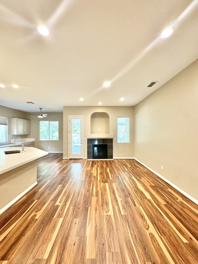 Building Photo - Stunning 3-bedroom 3-bathroom home in Yank...
