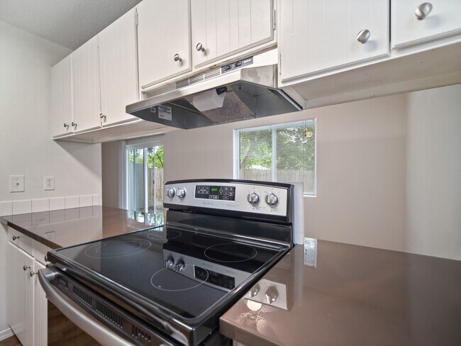 Building Photo - ONE BEDROOM IN DESIRABLE MILLWOOD NEIGHBOR...