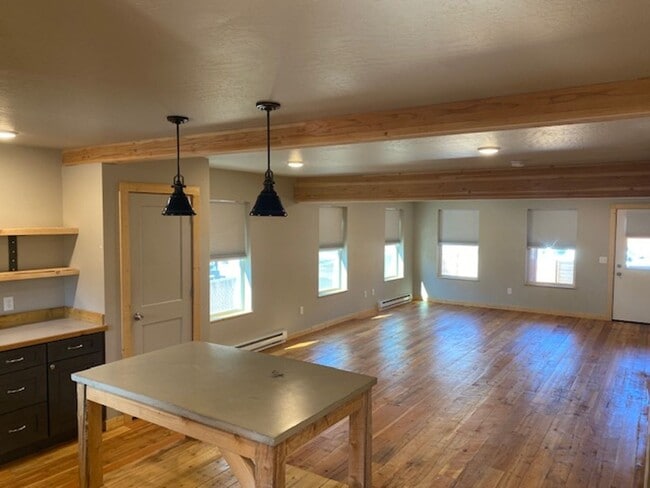 Building Photo - Newer Build - Immaculate 4-5 bed 3.5 Bath Townhouse