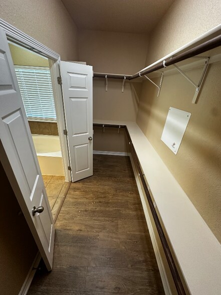Building Photo - 3052 Pine Valley Dr