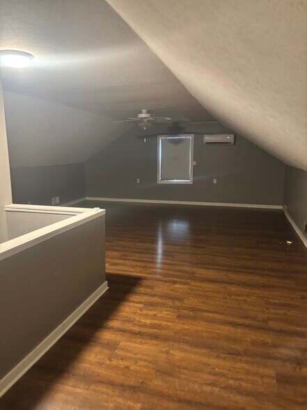 Upstairs loft - 2227 Cheltenham Rd