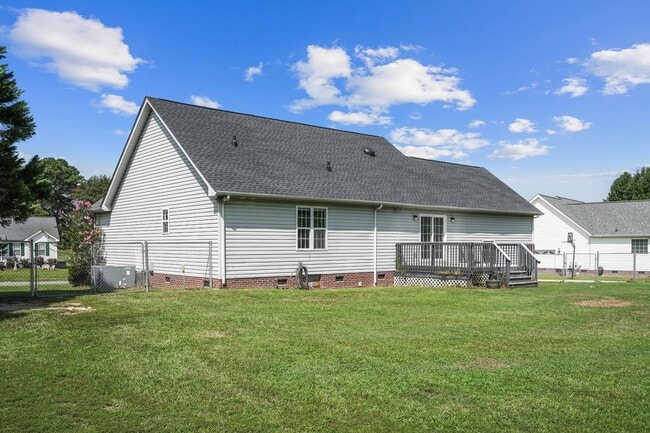 Building Photo - 202 Starcrest Dr