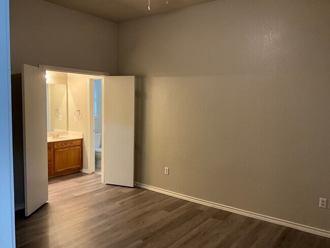 Building Photo - 10220 Lilac Ln